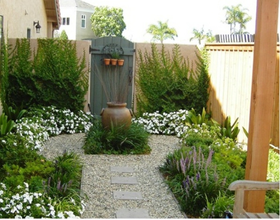 Belle décoration pour votre petit jardin avec cette allée en pierre ...