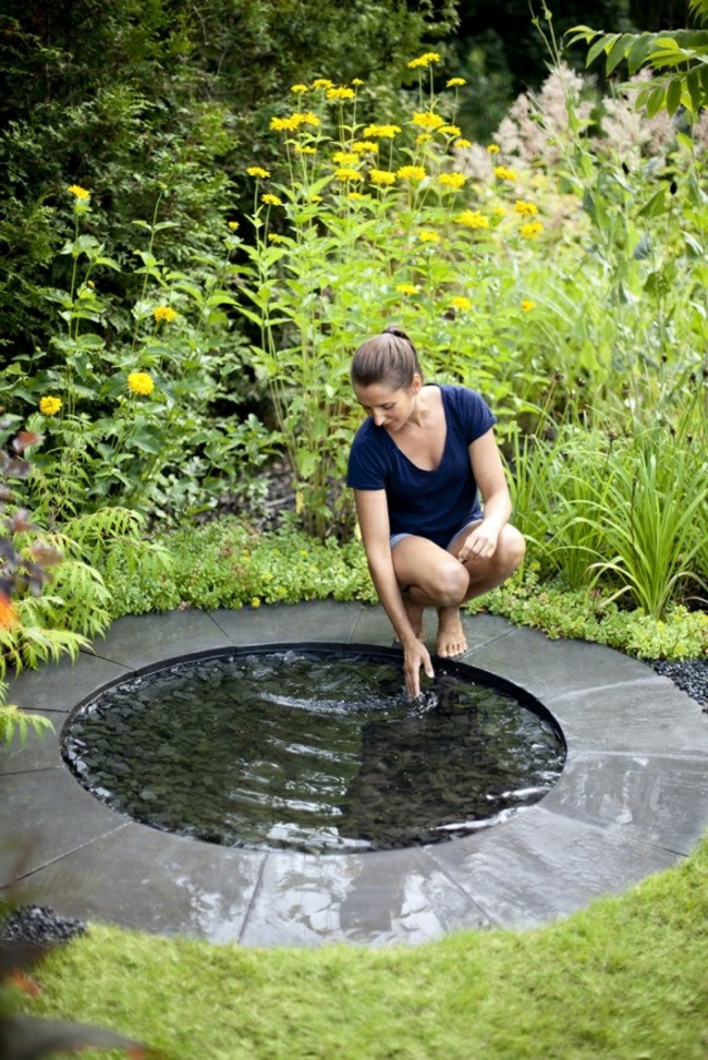 agrandissement-visuel-jardin-niveau-eau-étang-rond Agrandissement visuel du jardin