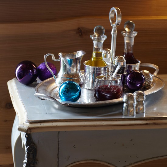 35-idées-déco-table-Noël-boules-verre-bleu-lilas