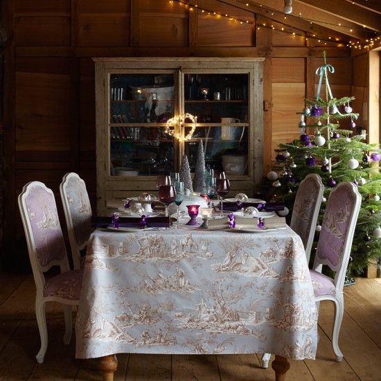 déco de table pour Noël 35-idées-déco-table-Noël-nappe-belle-sapin-vert-décoré-boules-bleues-blanches-guirlandes-lumineuses déco de table pour Noël