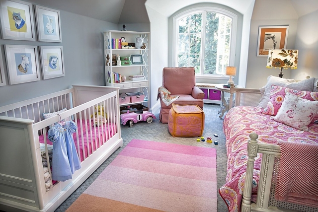 chambre-bébé-déco-mobilier-tapis-rayures-rose-lilas-accents-roses-canapé-confortable-lit-bébé-blanc-bois