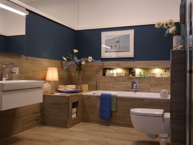 un carrelage mural et de sol aspect bois et des accents bleus dans la