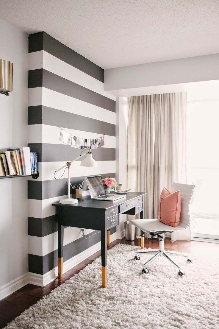 Bureau à domicile moderne aménagement et décoration