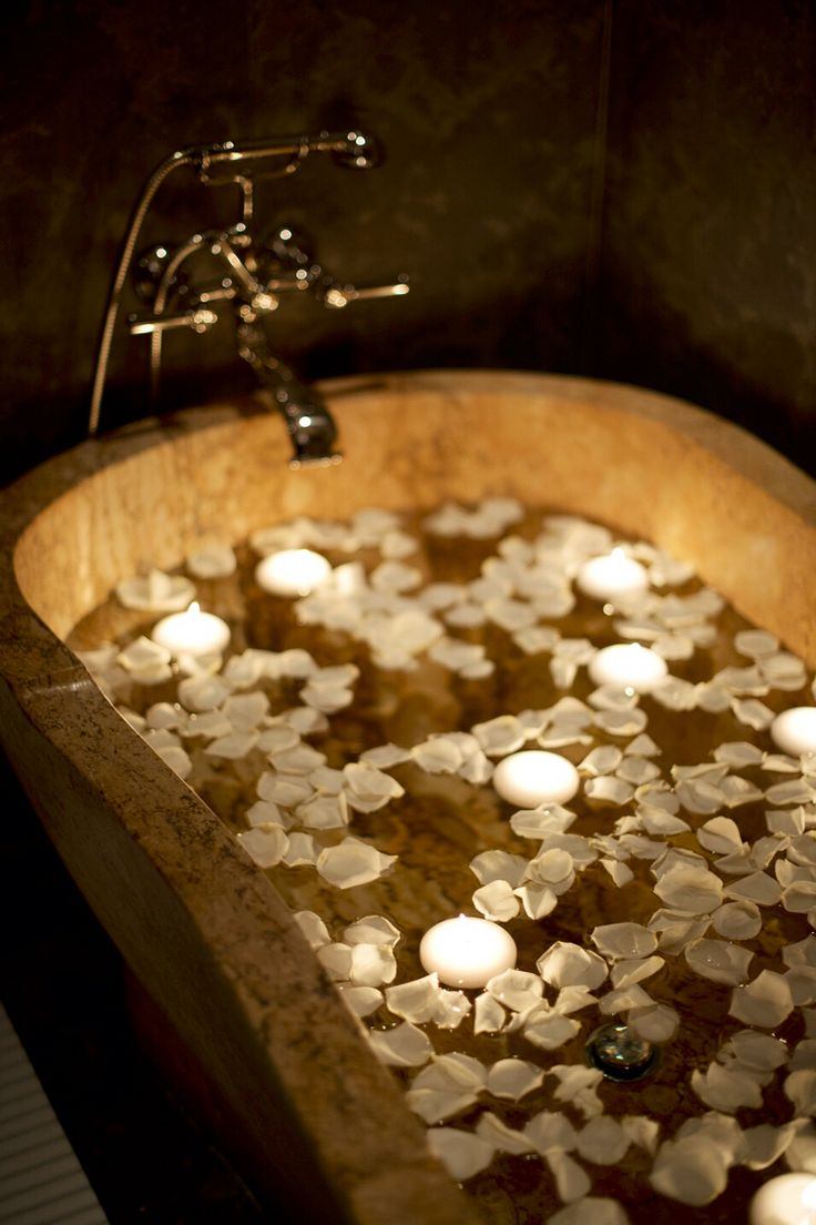 Soirée romantique bain aux pétales pour la saint valentin