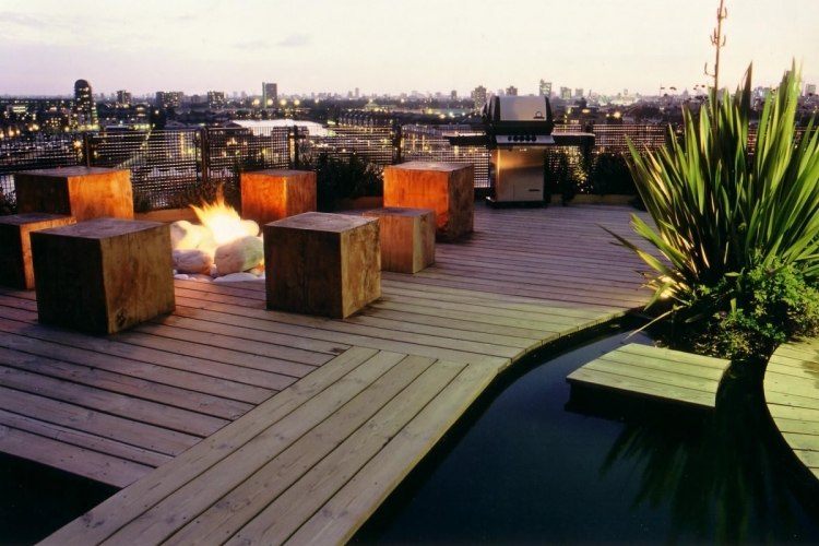Terrasse et jardin en ville: lit de fleurs, buis et arbre ...