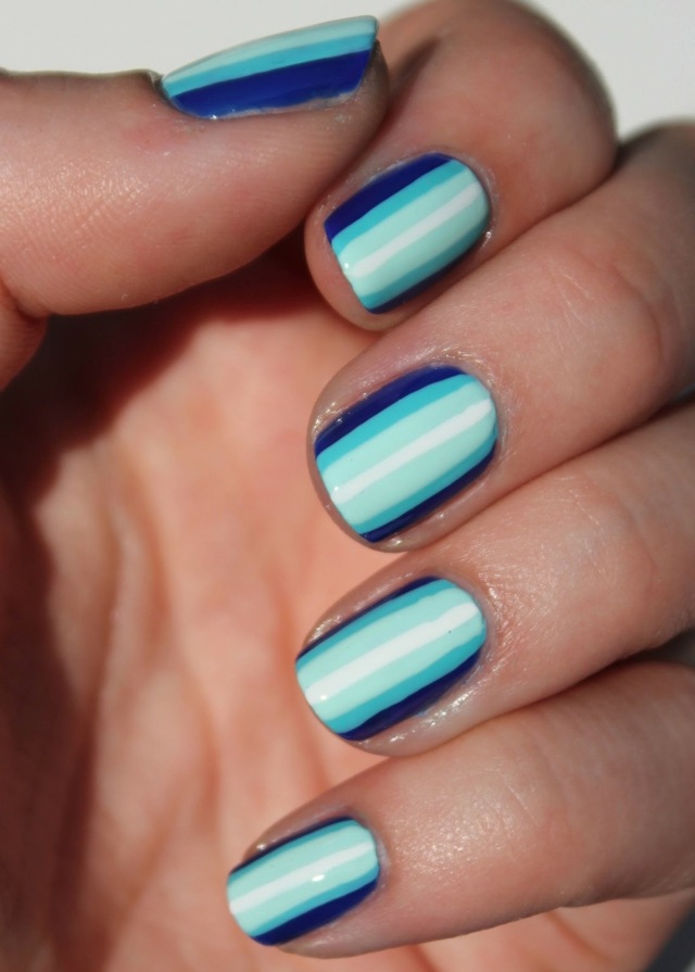 nail-art simple faire-soi-même-manucure-rayée-nunaces-bleues