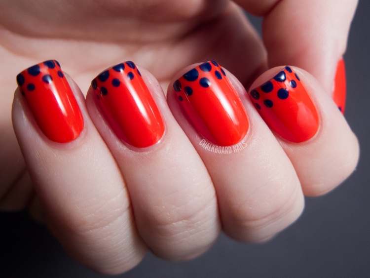 nail art simple superbe vernis-rouge-pois-bleu-foncé