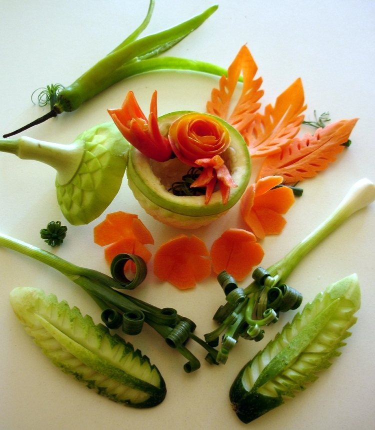 sculpture-fruit-legume-concombres-carottes-chili-oignon-vert