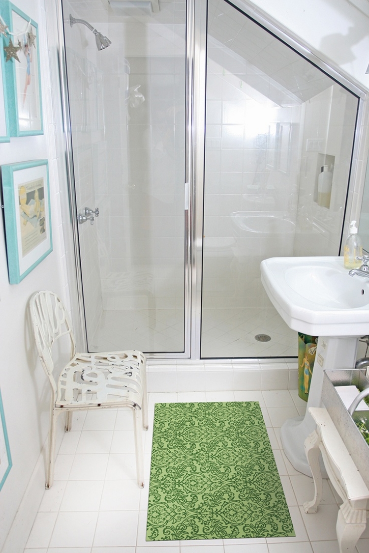 petite salle de bains sous les combles  cabine de douche, tapis vert 