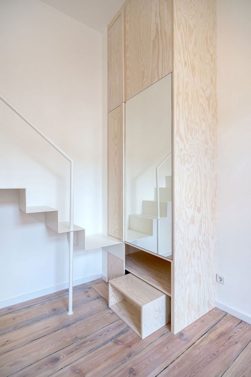 Aménager un petit appartement –intérieur blanc et accents bois