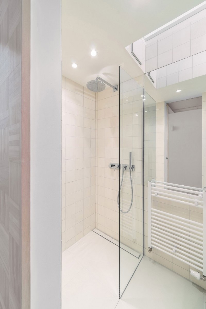 Aménager un petit appartement –intérieur blanc et accents bois