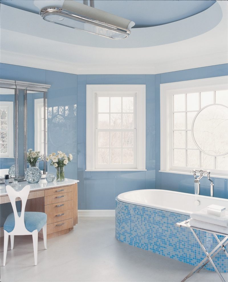 Décoration d'intérieur en blanc et bleu pour toutes les pièces