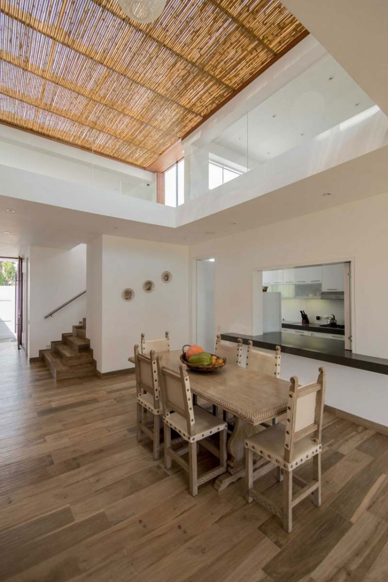 Villa bord de mer de design moderne en blanc et bois à pérou