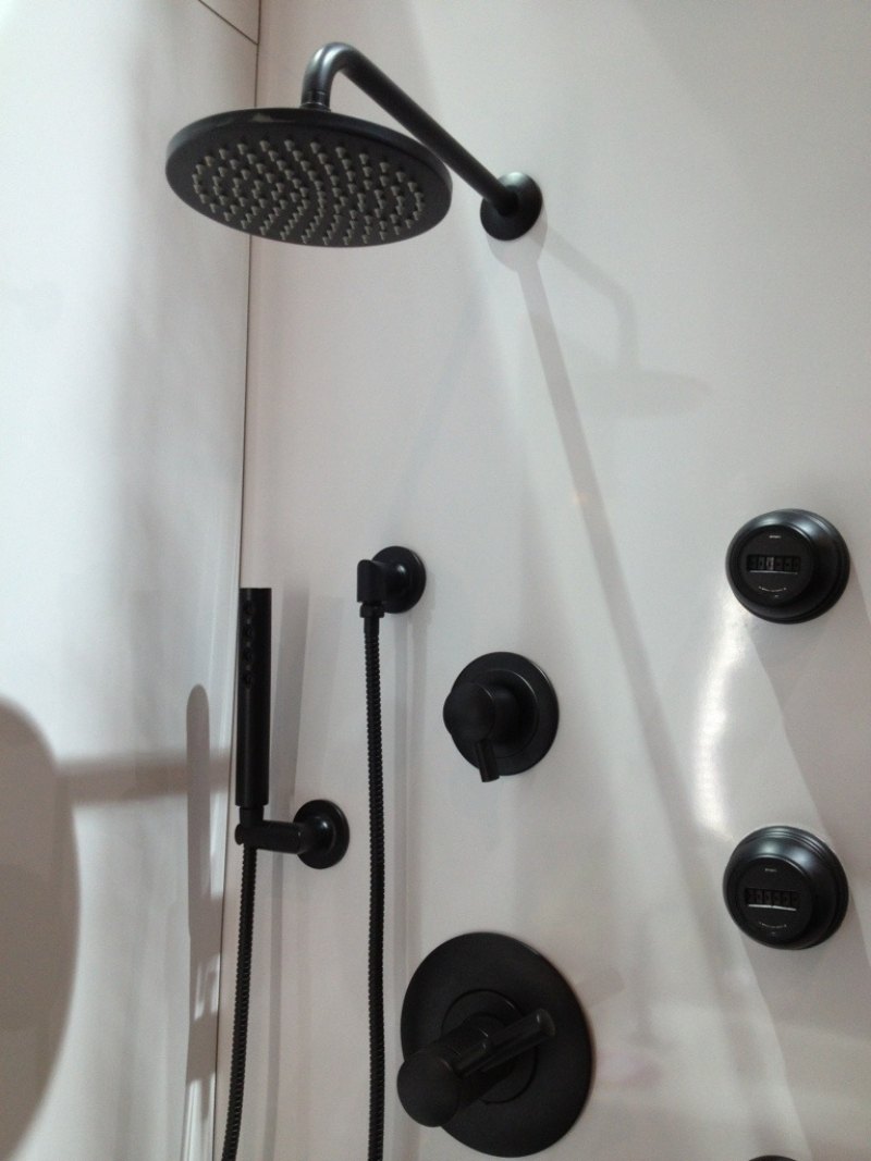 Robinet design pour la cuisine et la salle de bains noir et blanc