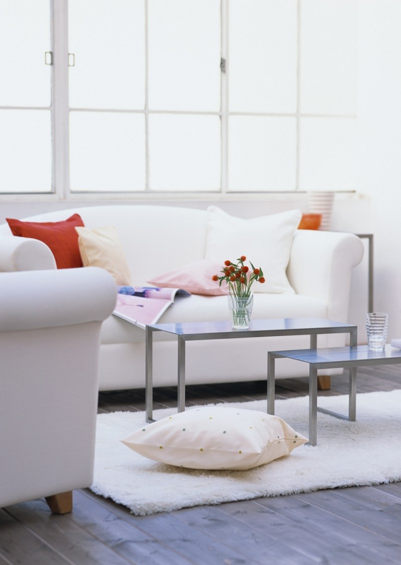 Salon moderne blanc quels meubles et déco pour le réussir?