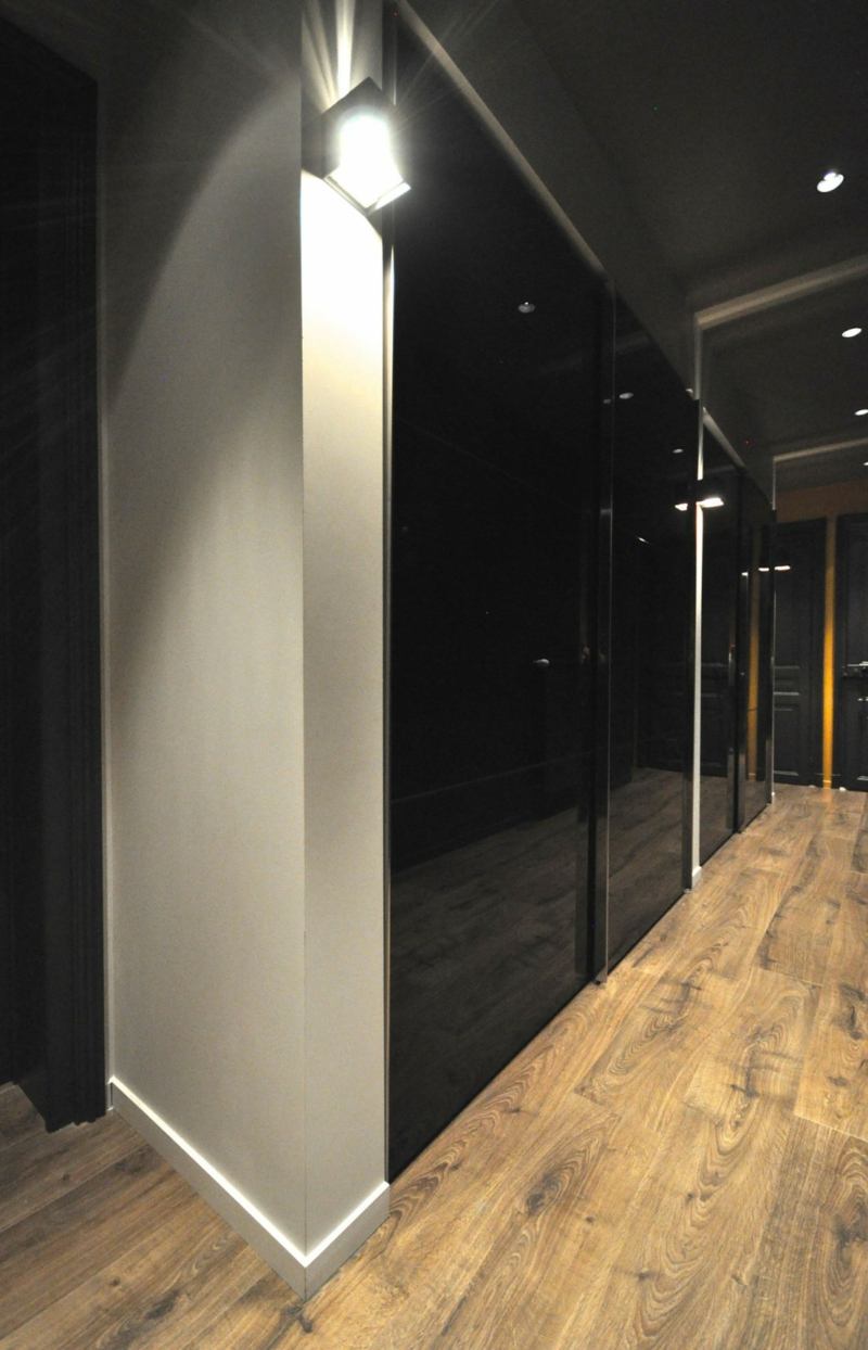 Meuble noir et accents en noir et jaune dans un appartement