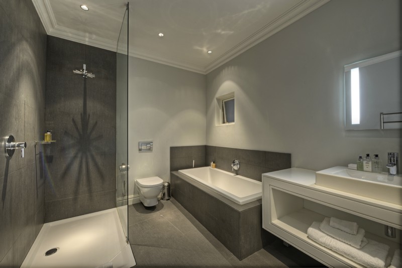 Salle de bain blanche et grise – furtrades.com Baignoires inspiration Rideau