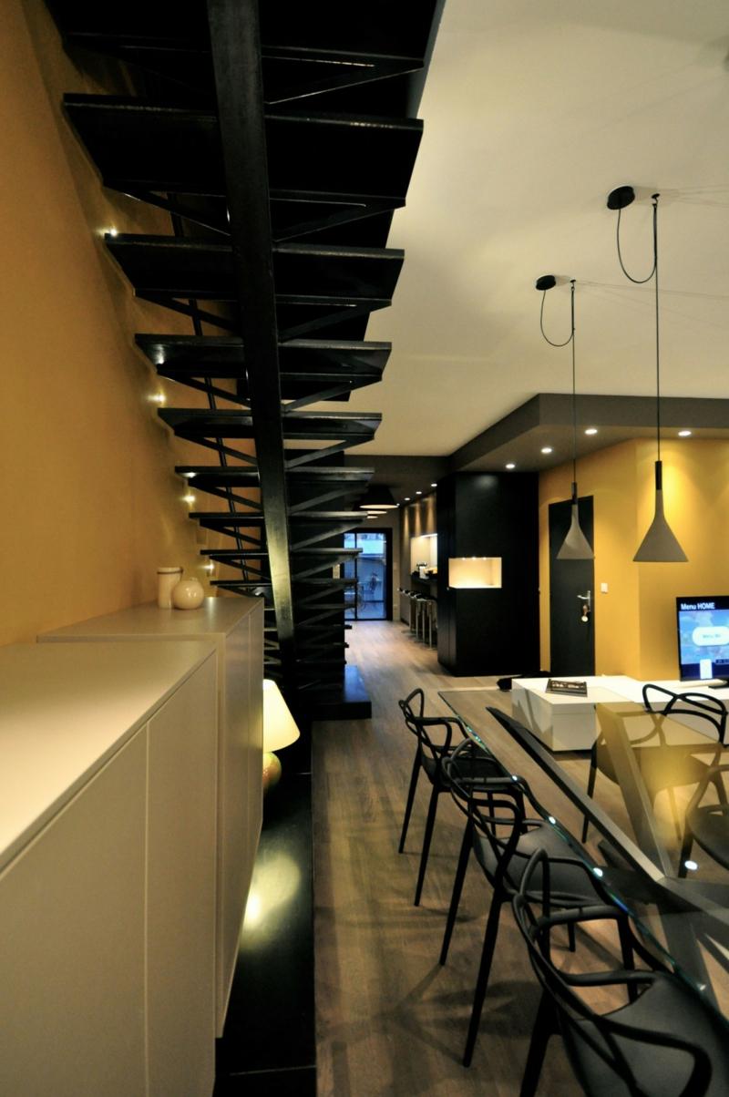 Meuble noir et accents en noir et jaune dans un appartement