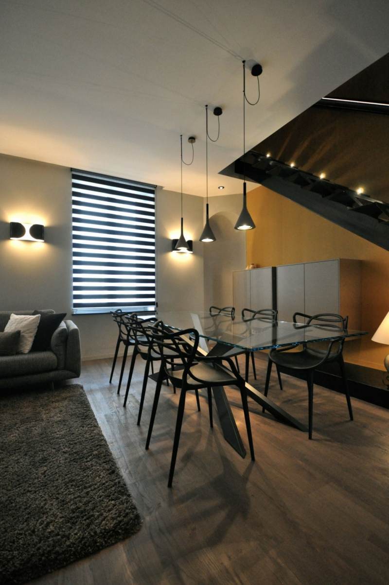 Meuble noir et accents en noir et jaune dans un appartement