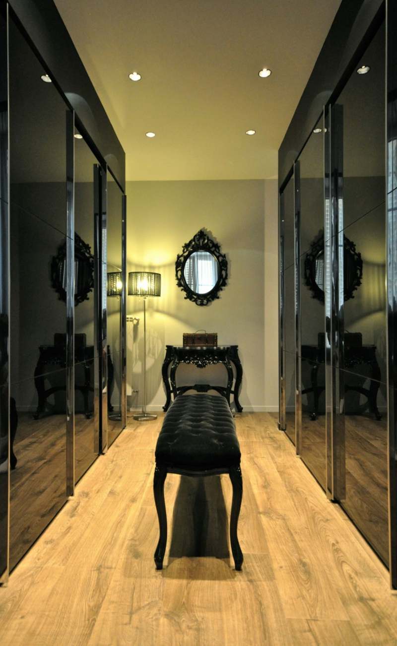 Meuble noir et accents en noir et jaune dans un appartement