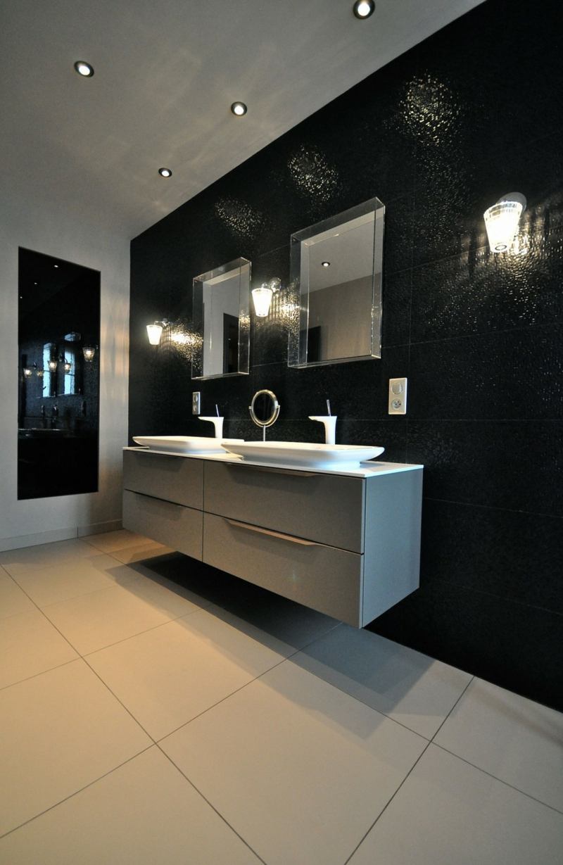 Meuble noir et accents en noir et jaune dans un appartement