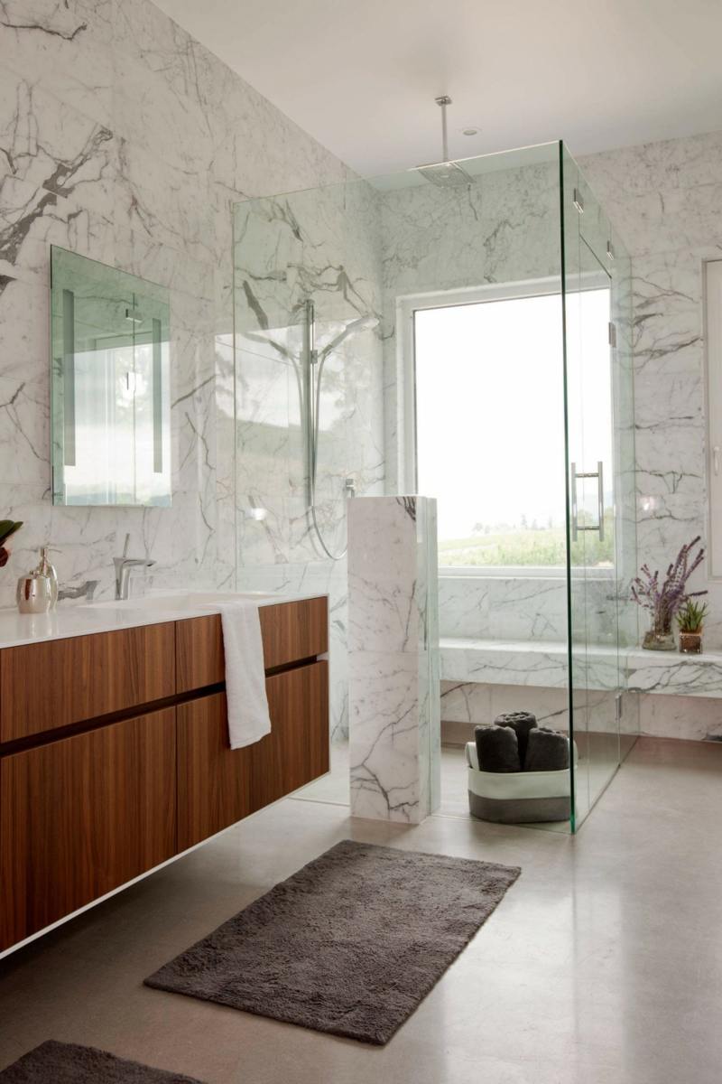 Sol béton ciré et intérieur blanc dans une maison design super