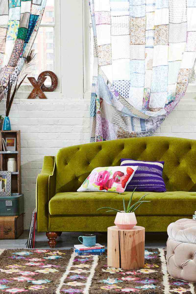 Canapé vert dans le salon contemporain et idées déco assortie
