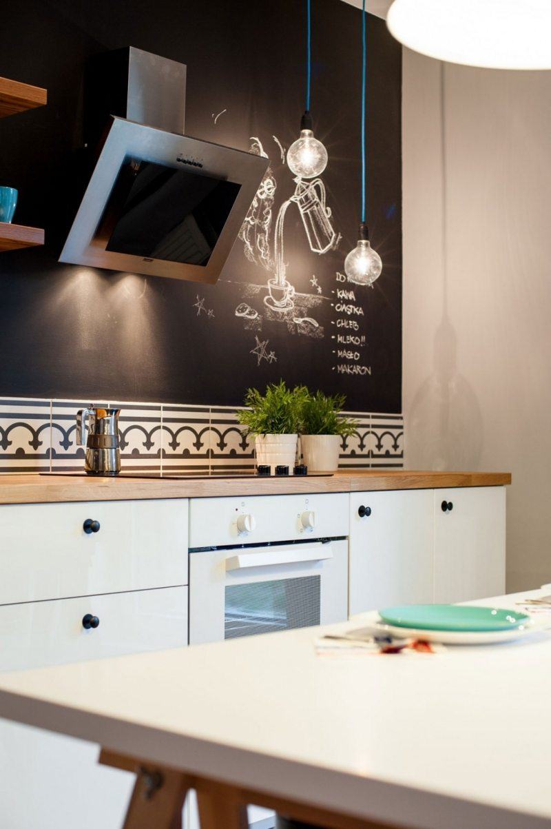 Déco noir et blanc dans un petit appartement chic et raffiné