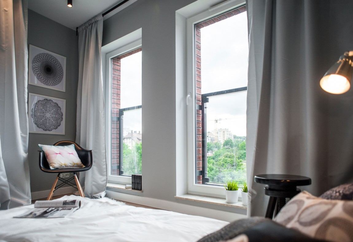 Déco noir et blanc dans un petit appartement chic et raffiné