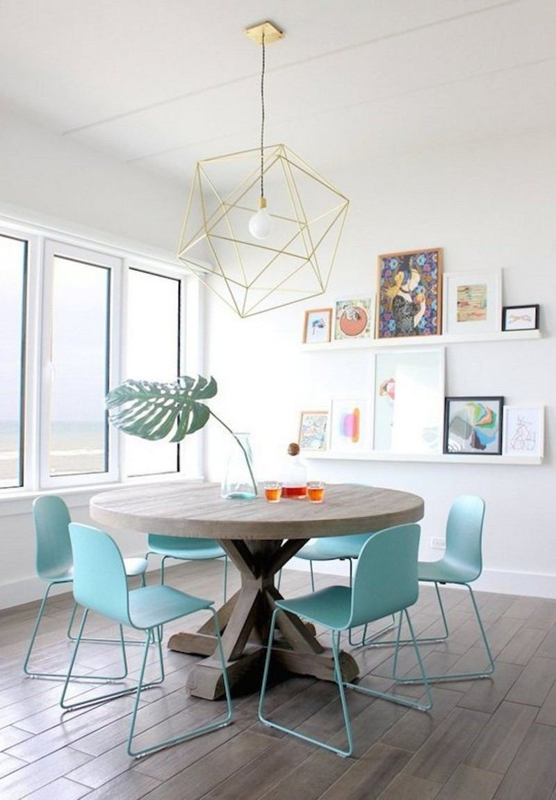 Idée déco salle à manger où la déco murale colorée prend vie