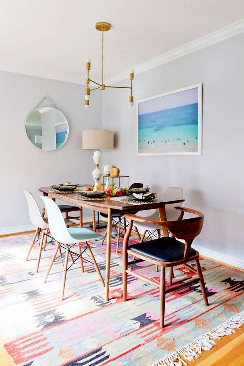 Idée déco salle à manger où la déco murale colorée prend vie