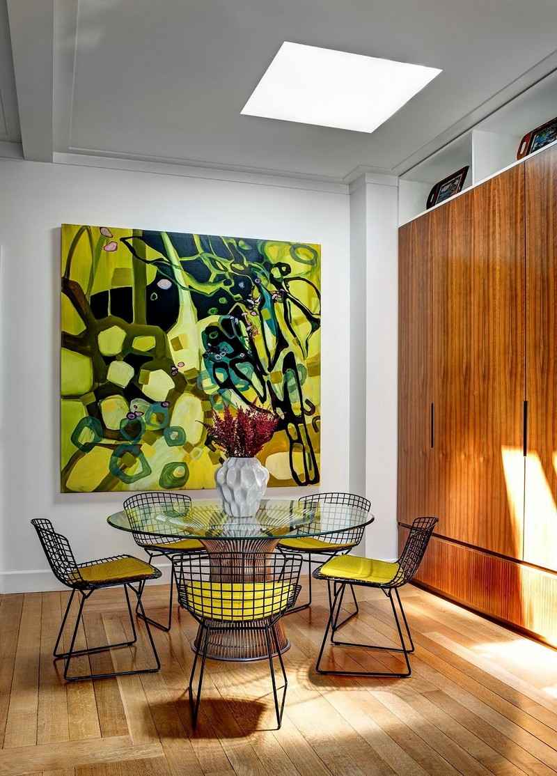 Idée déco salle à manger où la déco murale colorée prend vie