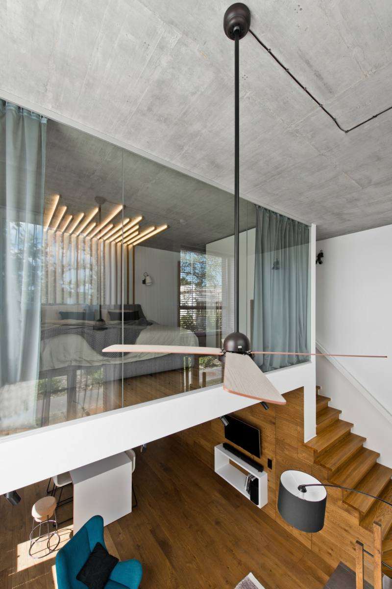 Mobilier scandinave en gris, blanc et bois d'un loft nordique