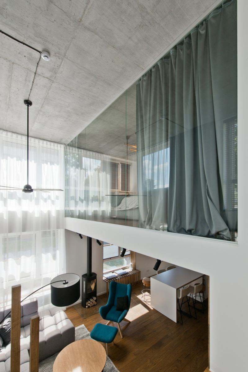 Mobilier scandinave en gris, blanc et bois d'un loft nordique
