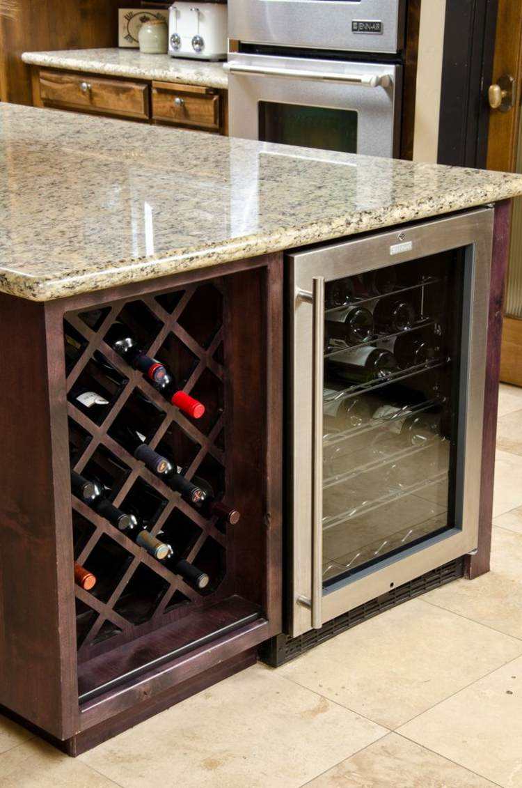 Casier à bouteilles, cave à vin et refroidisseur dans la cuisine