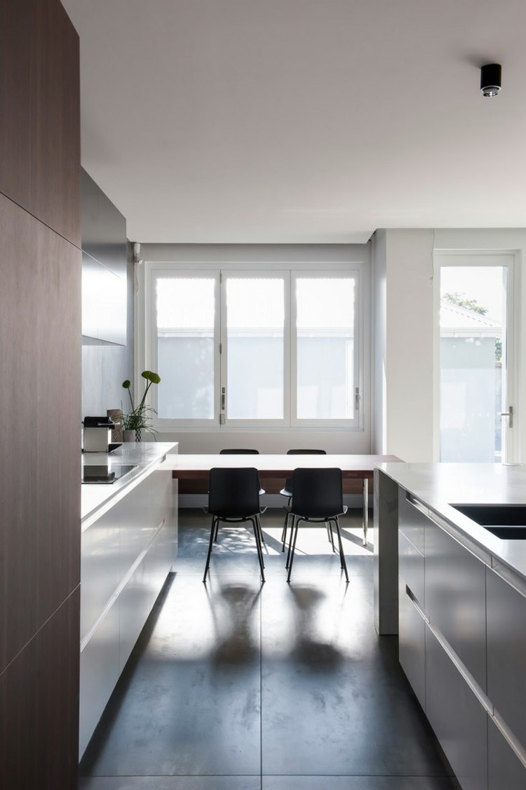 Carrelage béton ciré grand format et îlot en marbre dans une cuisine