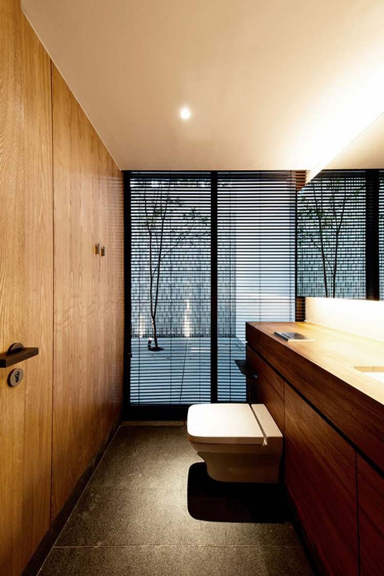Lambris bois plafond associé au sol dans une maison design !