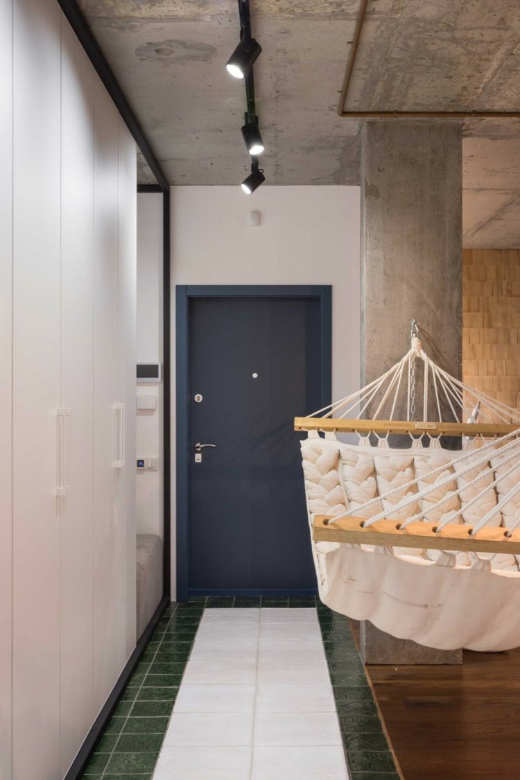 Luminaire industriel, plafond en béton brut et casier à bouteilles