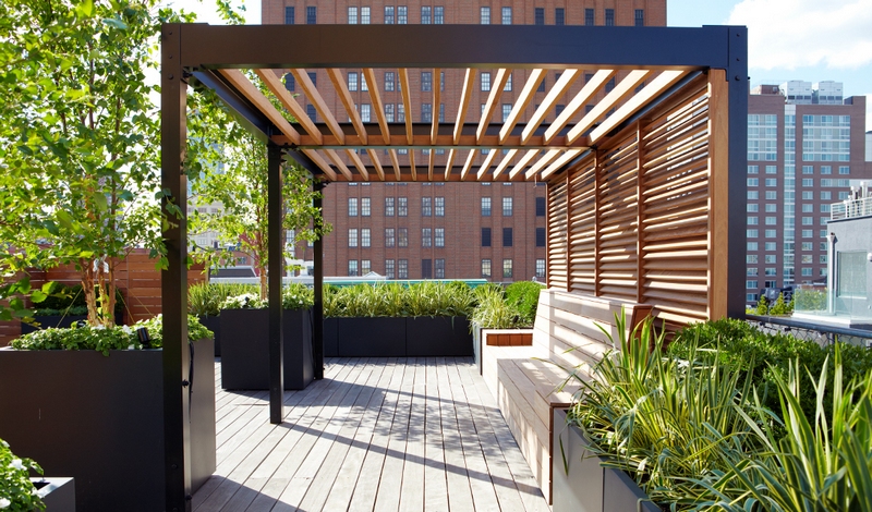 pergola bois moderne toit terrasse ville plantes vertes
