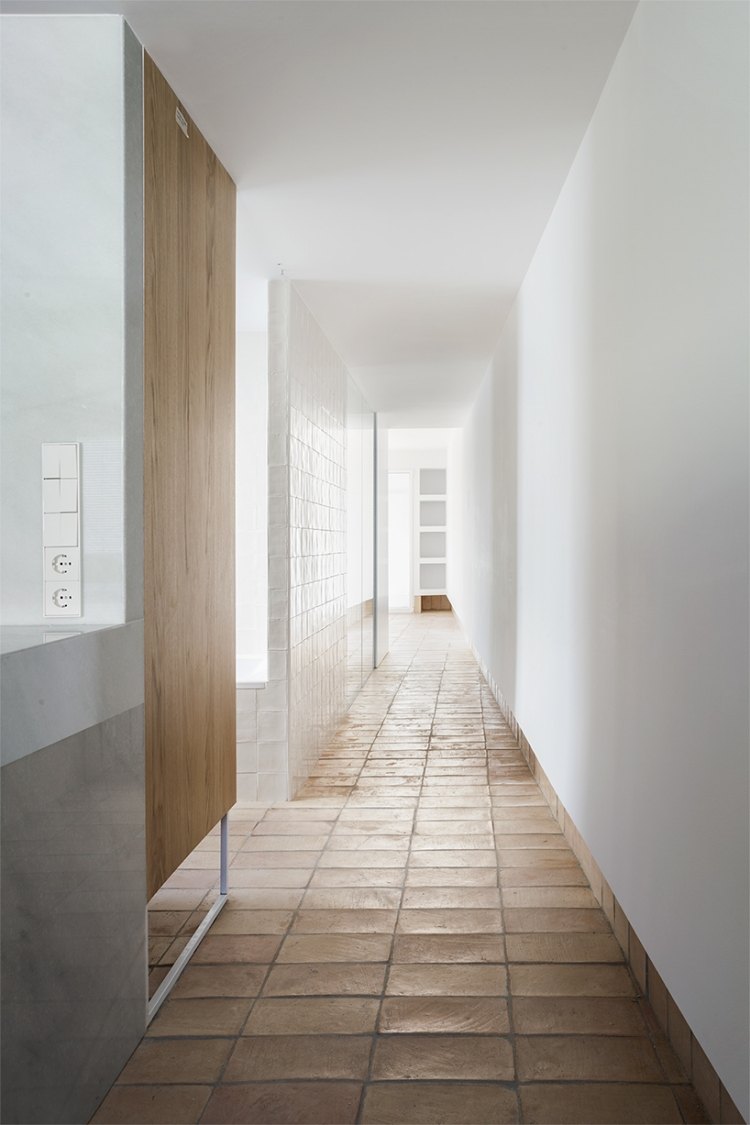 Sol en pierre naturelle beige pour un intérieur méditerranéen