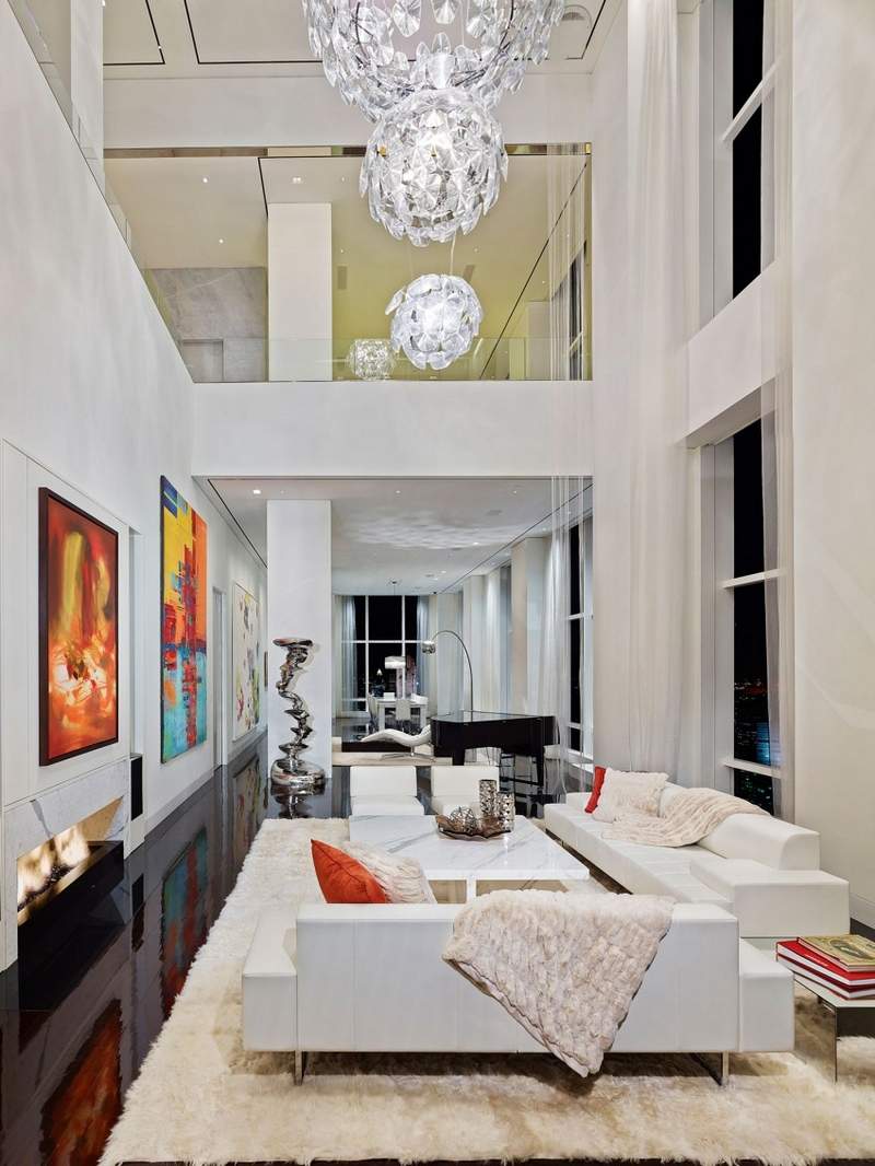 Tableaux abstraits, sculptures et luminaires un décor de luxe