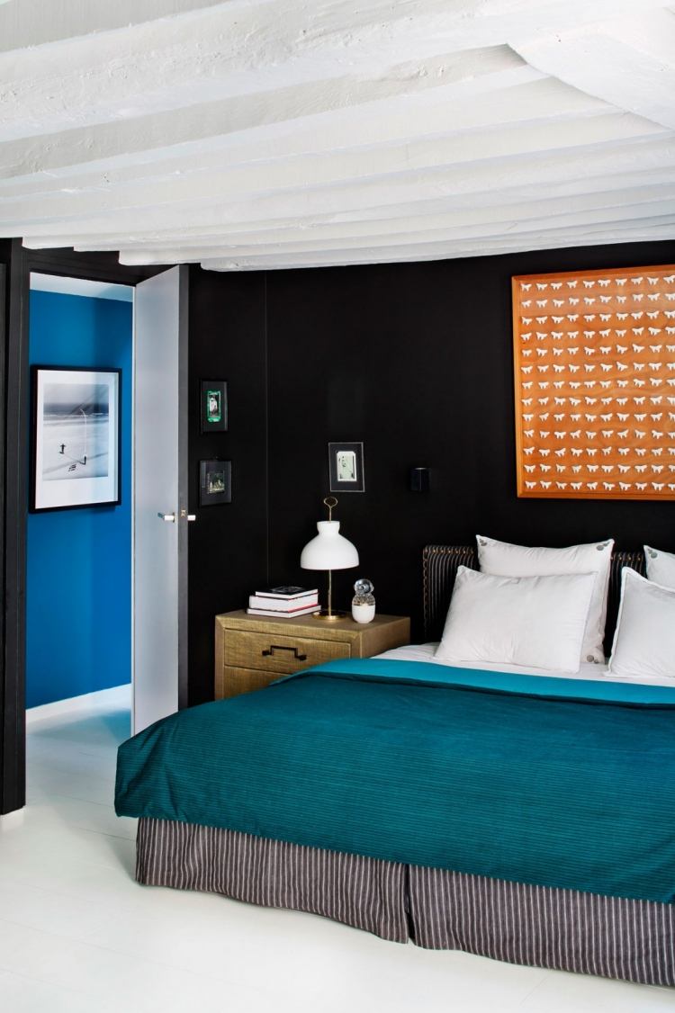 Bleu pétrole comme accent de l'intérieur d'un duplex parisien