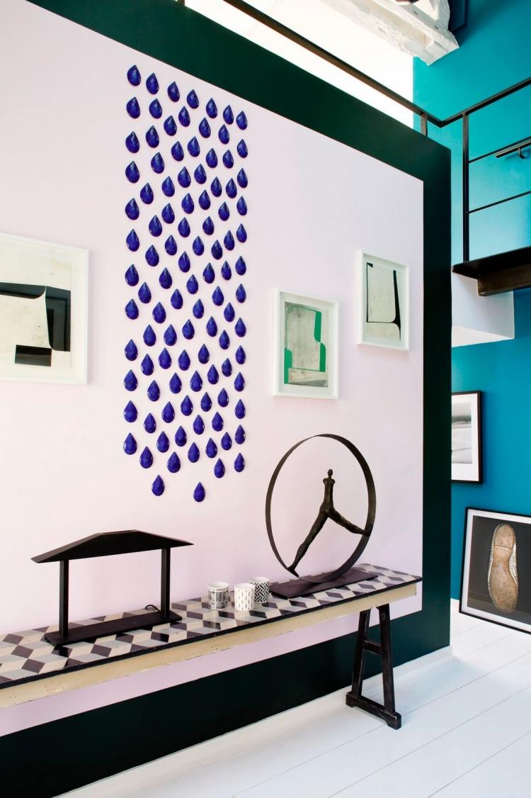 Bleu pétrole comme accent de l'intérieur d'un duplex parisien