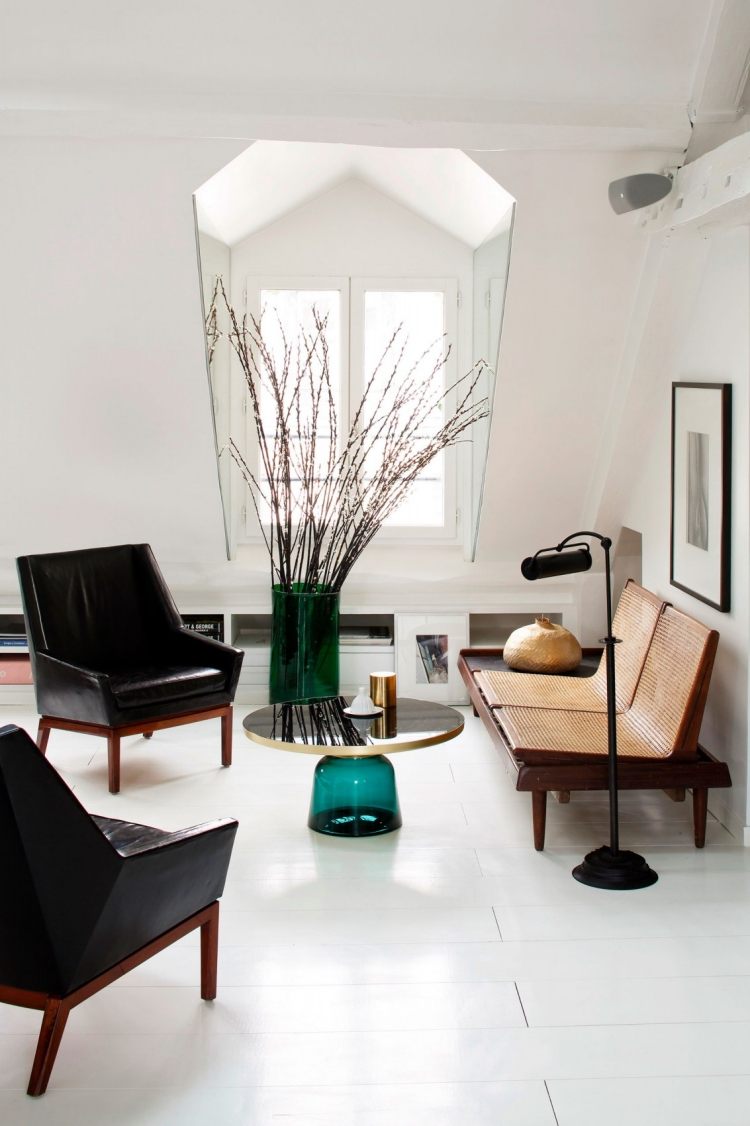Bleu pétrole comme accent de l'intérieur d'un duplex parisien