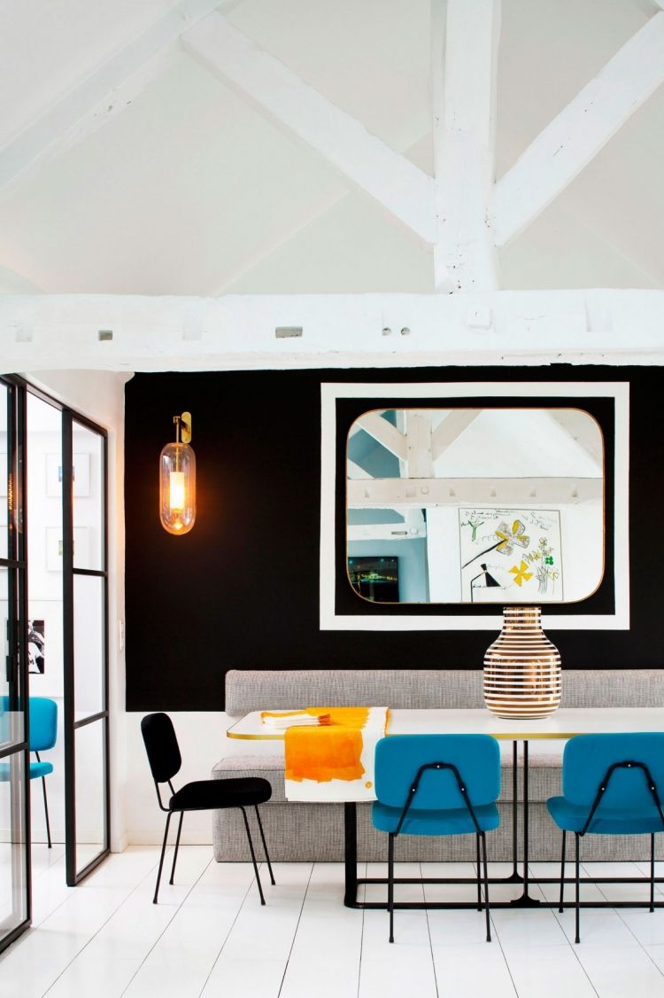Bleu pétrole comme accent de l'intérieur d'un duplex parisien