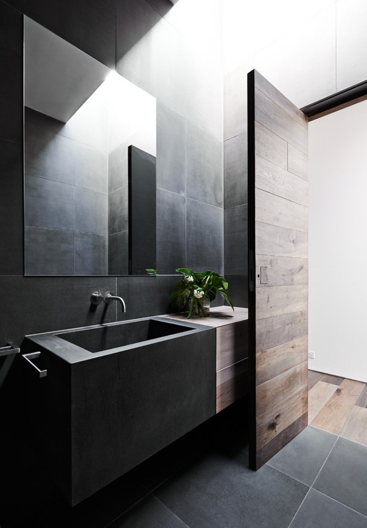 Parement bois et revêtement en brique dans une maison design