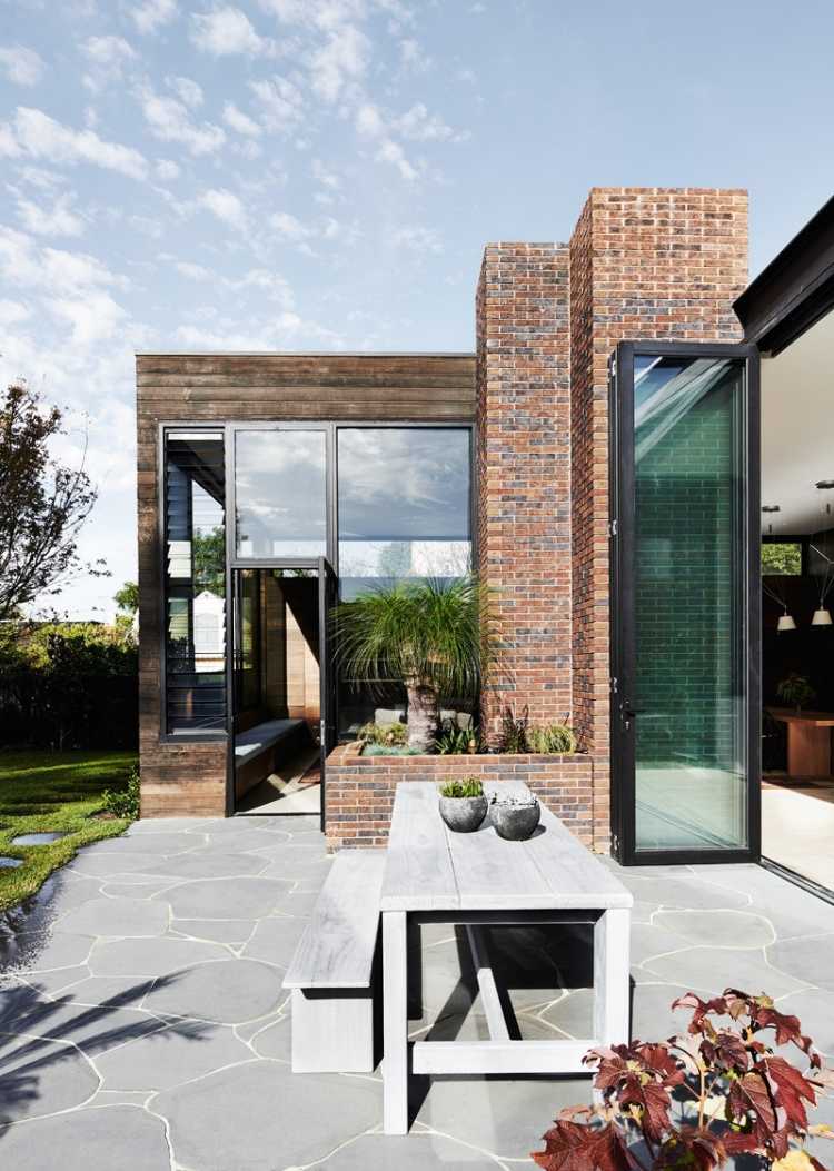 Parement bois et revêtement en brique dans une maison design