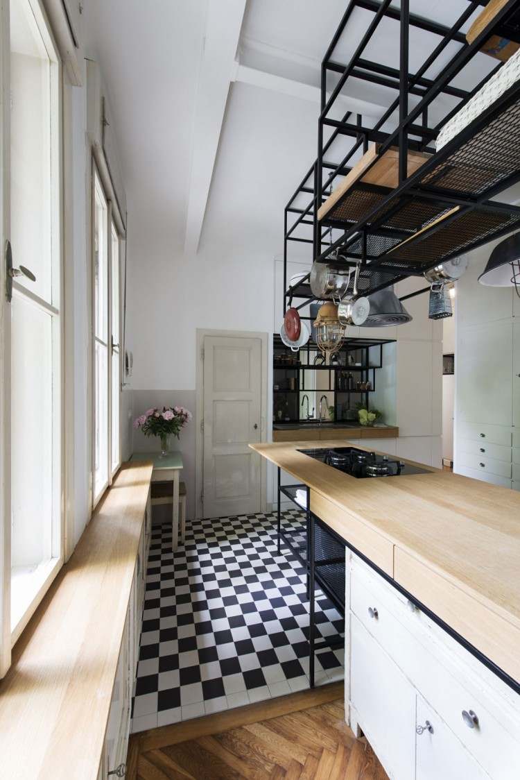 Parquet chevron et cuisine bois et blanc dans un appartement
