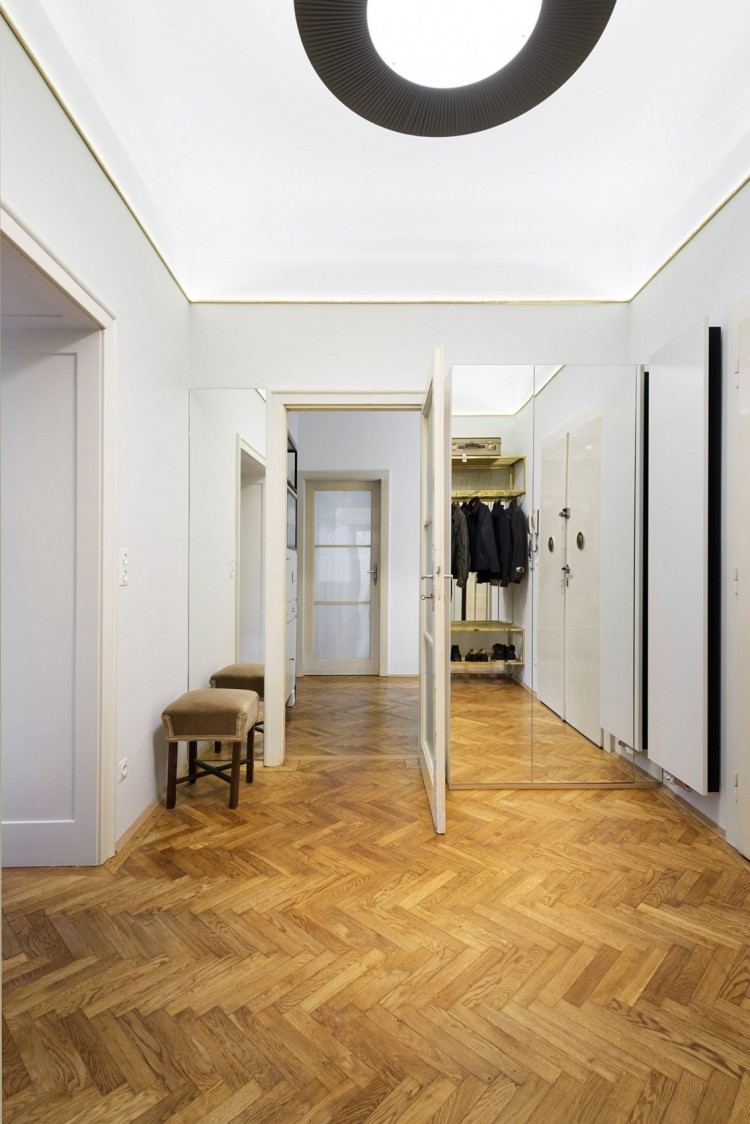 Parquet chevron et cuisine bois et blanc dans un appartement