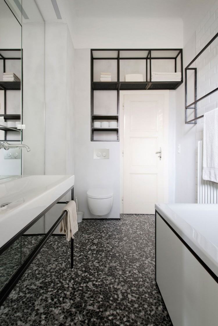 Parquet chevron et cuisine bois et blanc dans un appartement